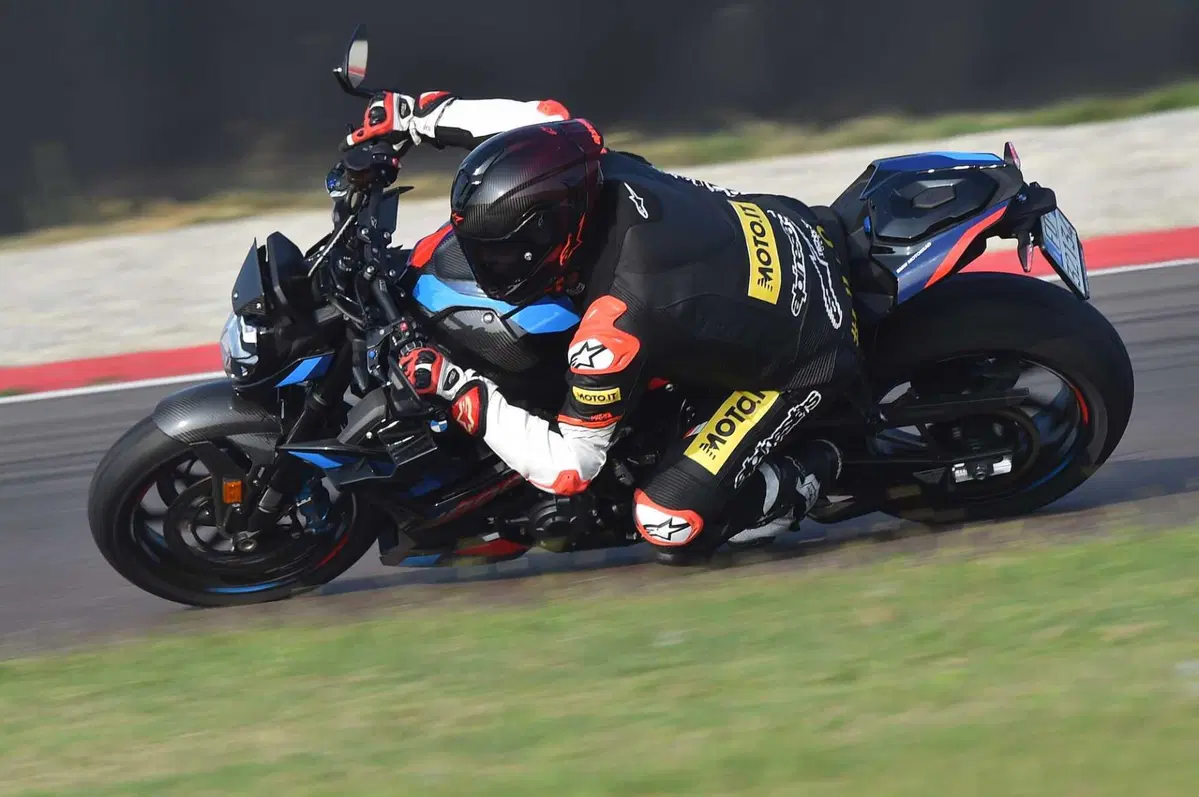BMW M1000R vs Ducati Streetfighter V4 SP2 (19)