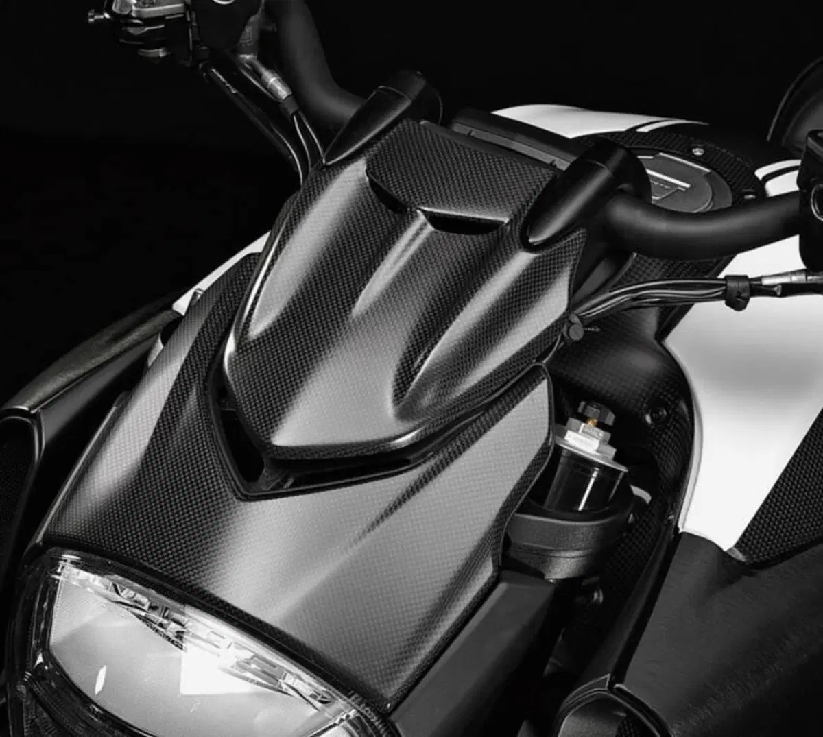 Cornice faro anteriore in carbonio. Ducati