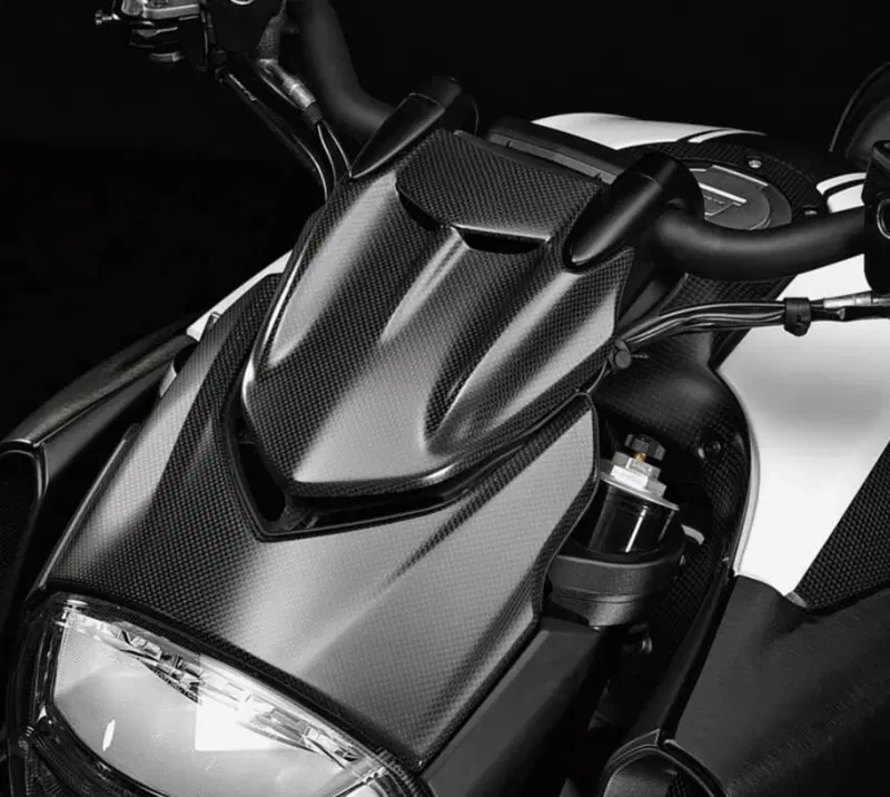 Cornice faro anteriore in carbonio. Ducati
