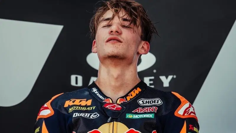 MotoGP 2023. GP d'Australia. Moto3: sotto la pioggia Deniz Oncu batte Ayumu Sasaki, Jaume Masia ottavo