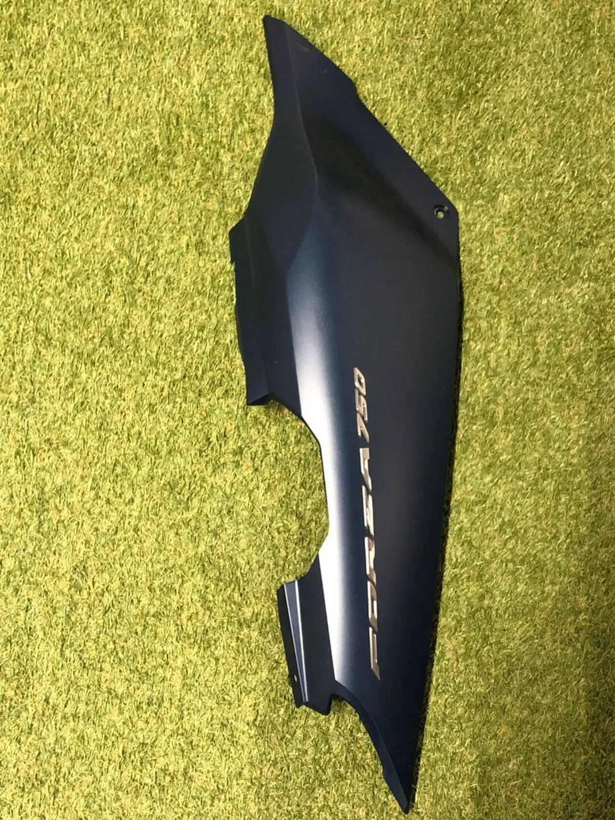 Fiancata destra colore blu opaco. Codice 77220MKVD Honda