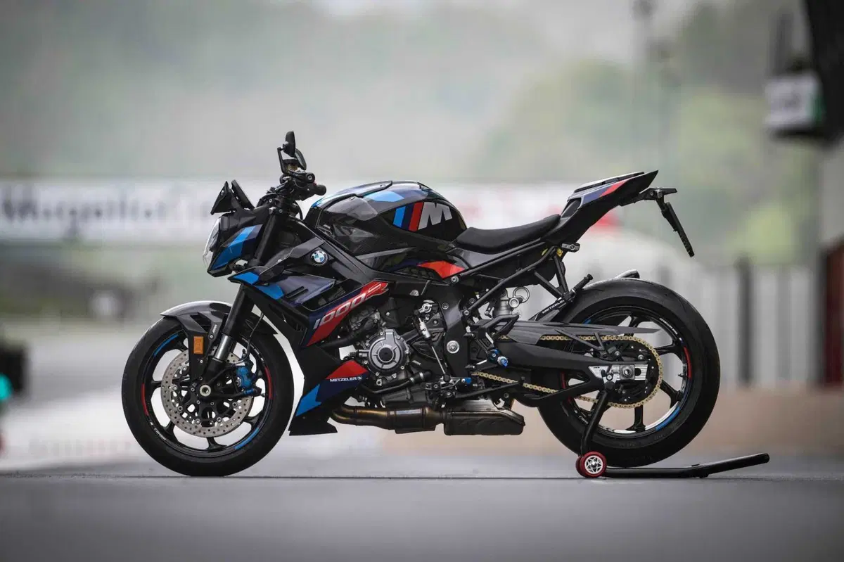 BMW M1000R vs Ducati Streetfighter V4 SP2 (3)