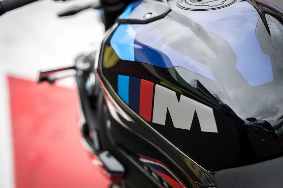 BMW M1000R vs Ducati Streetfighter V4 SP2 (6)