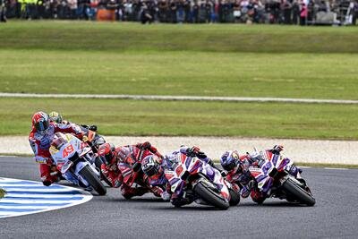 MotoGP 2023. Il gruppone che arriva su Jorge Martin e altre foto belle dal GP d&#039;Australia [GALLERY]