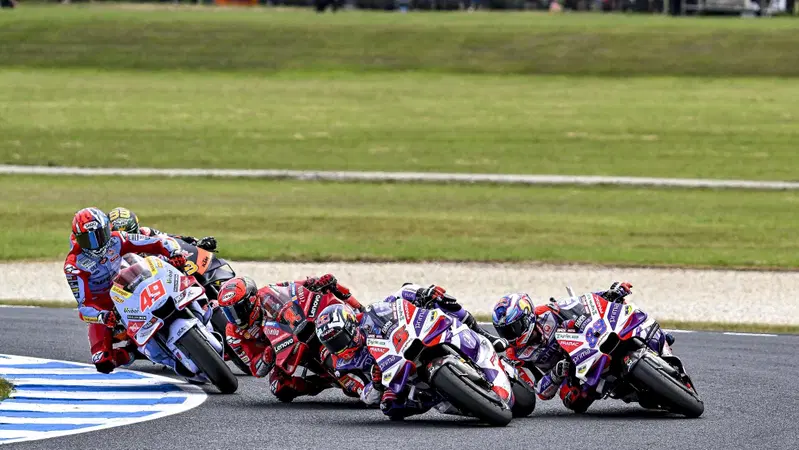 MotoGP 2023. Il gruppone che arriva su Jorge Martin e altre foto belle dal GP d'Australia [GALLERY]