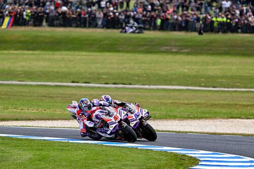 MotoGP 2023. Il gruppone che arriva su Jorge Martin e altre foto belle dal GP d'Australia [GALLERY] (2)