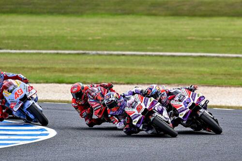 MotoGP 2023. Il gruppone che arriva su Jorge Martin e altre foto belle dal GP d'Australia [GALLERY] (6)