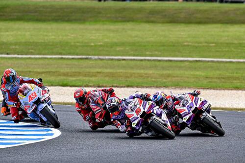 MotoGP 2023. Il gruppone che arriva su Jorge Martin e altre foto belle dal GP d'Australia [GALLERY] (7)