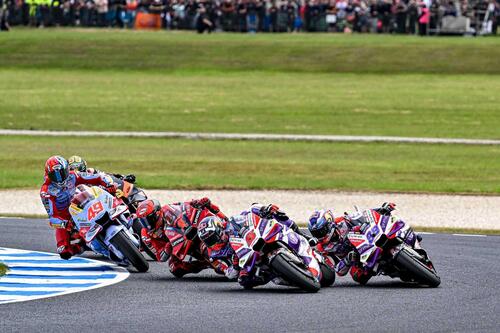 MotoGP 2023. Il gruppone che arriva su Jorge Martin e altre foto belle dal GP d'Australia [GALLERY] (9)