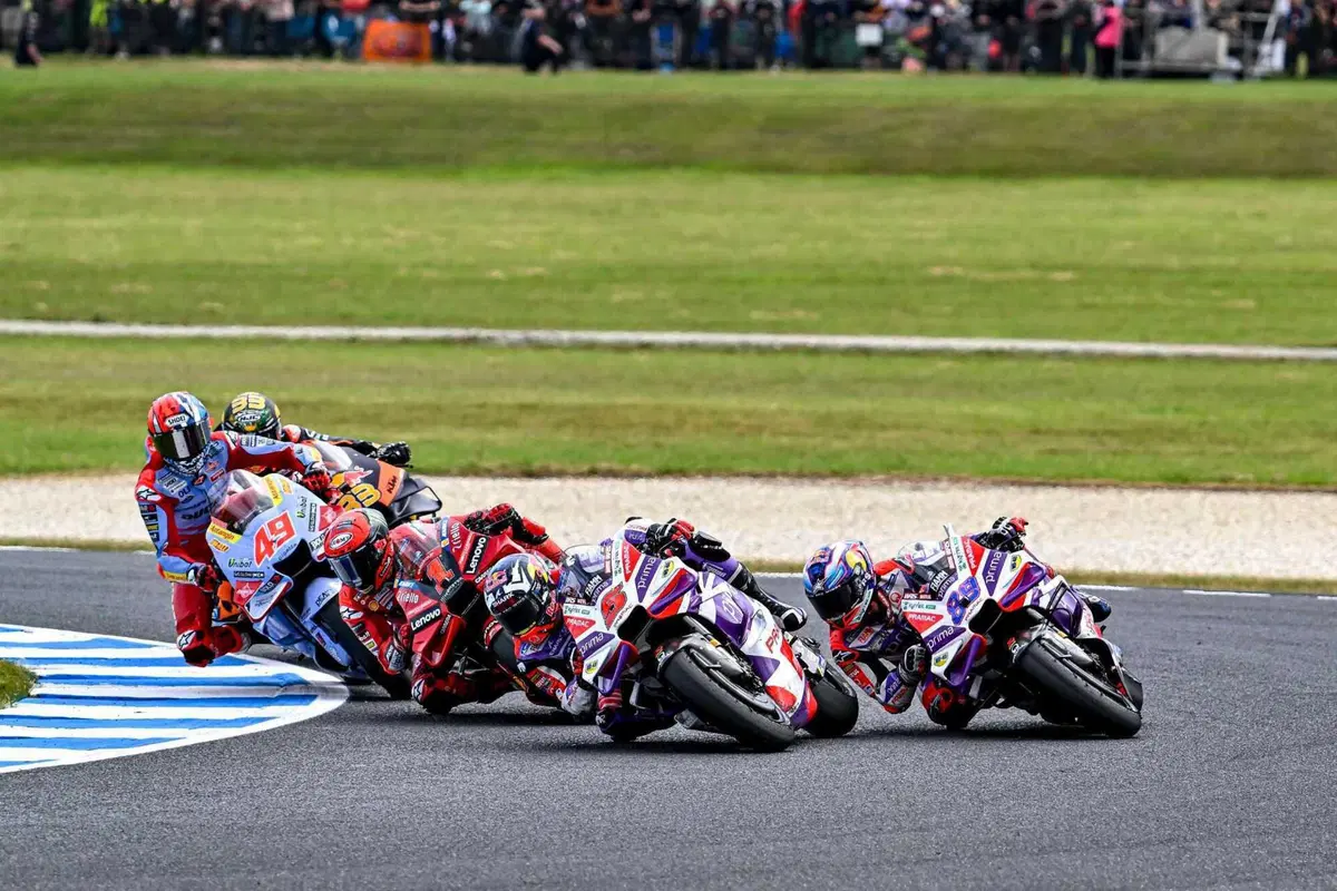 MotoGP 2023. Il gruppone che arriva su Jorge Martin e altre foto belle dal GP d'Australia [GALLERY] (10)