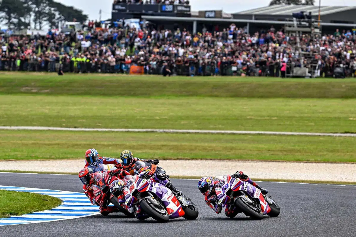 MotoGP 2023. Il gruppone che arriva su Jorge Martin e altre foto belle dal GP d'Australia [GALLERY] (11)