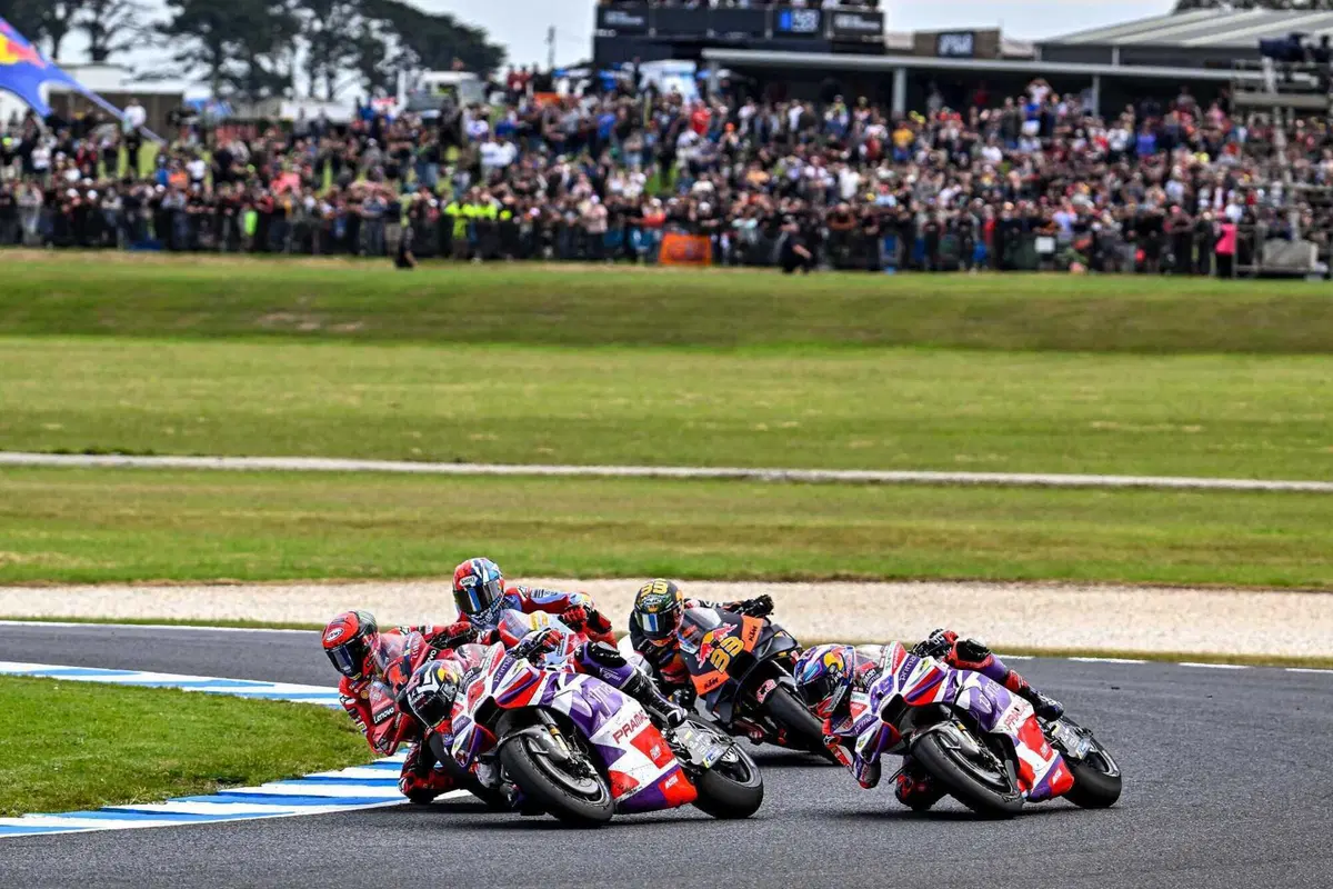MotoGP 2023. Il gruppone che arriva su Jorge Martin e altre foto belle dal GP d'Australia [GALLERY] (12)