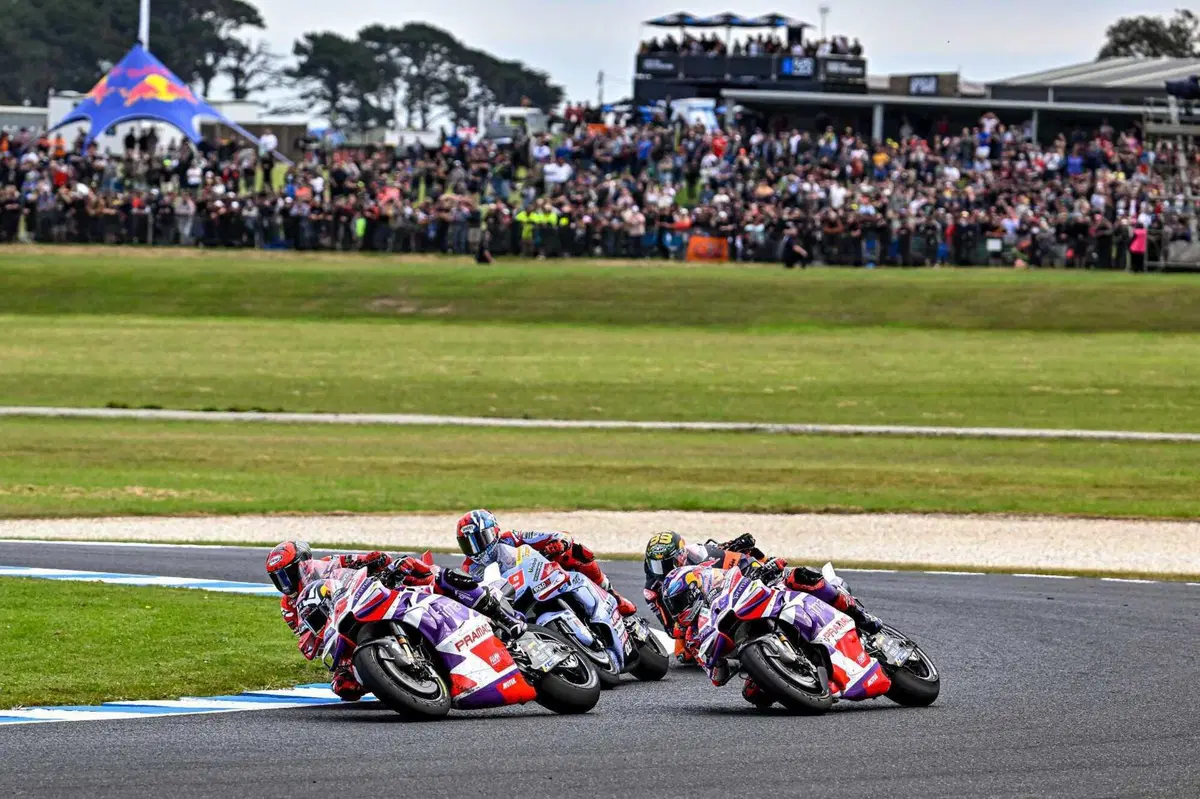 MotoGP 2023. Il gruppone che arriva su Jorge Martin e altre foto belle dal GP d'Australia [GALLERY] (13)