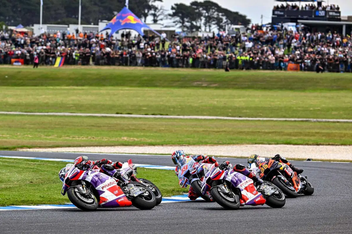 MotoGP 2023. Il gruppone che arriva su Jorge Martin e altre foto belle dal GP d'Australia [GALLERY] (14)