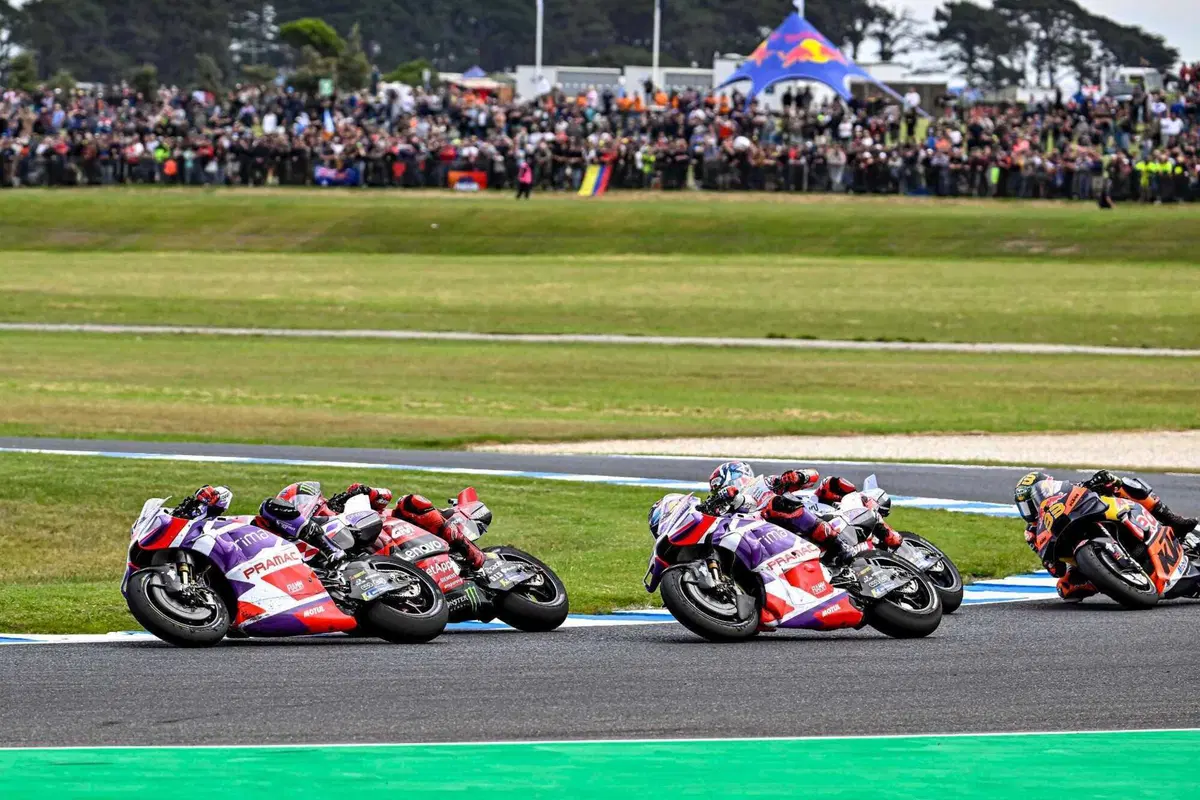 MotoGP 2023. Il gruppone che arriva su Jorge Martin e altre foto belle dal GP d'Australia [GALLERY] (15)