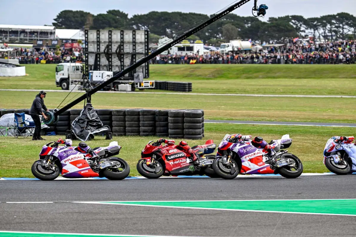 MotoGP 2023. Il gruppone che arriva su Jorge Martin e altre foto belle dal GP d'Australia [GALLERY] (16)