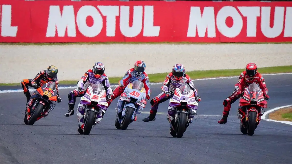 MotoGP 2023. Il gruppone che arriva su Jorge Martin e altre foto belle dal GP d'Australia [GALLERY] (26)