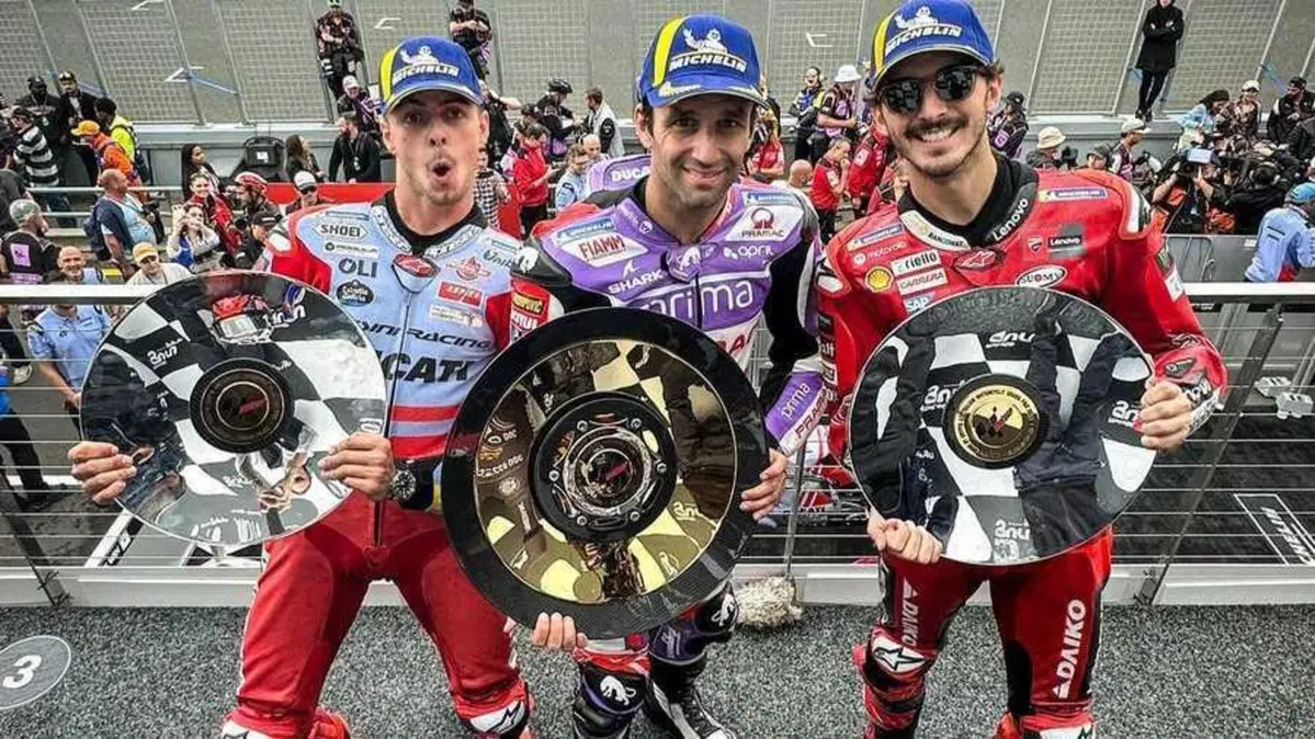 MotoGP 2023. Il gruppone che arriva su Jorge Martin e altre foto belle dal GP d'Australia [GALLERY] (54)