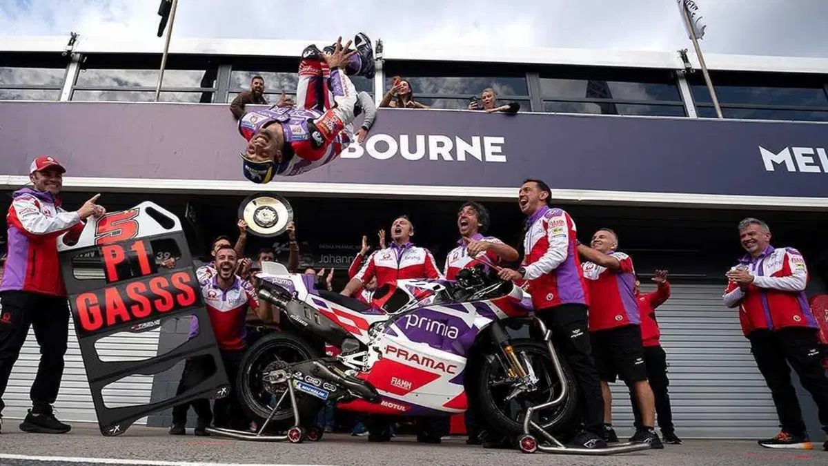 MotoGP 2023. Il gruppone che arriva su Jorge Martin e altre foto belle dal GP d'Australia [GALLERY] (53)
