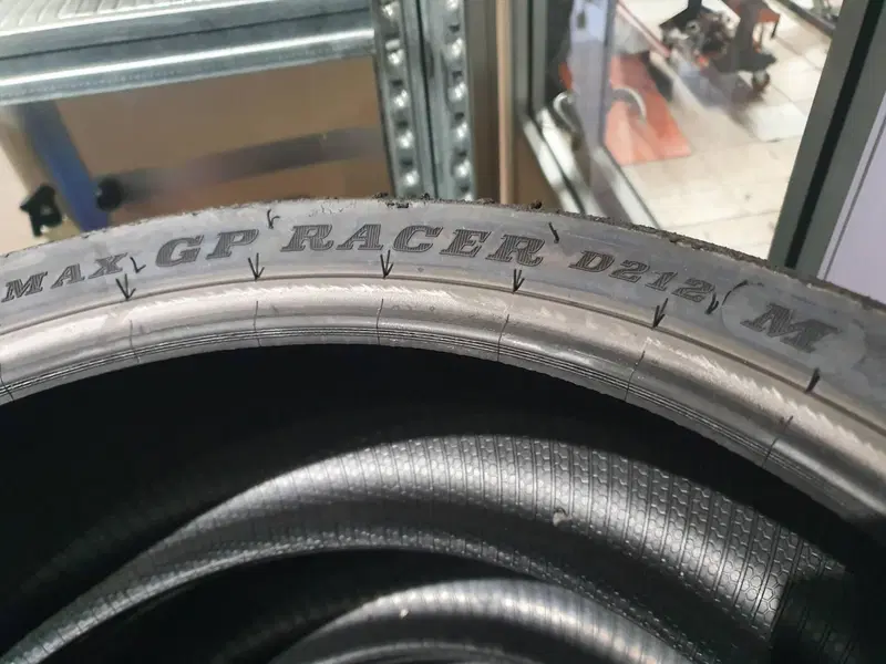 DUNLOP D 212 GP RACER (2)