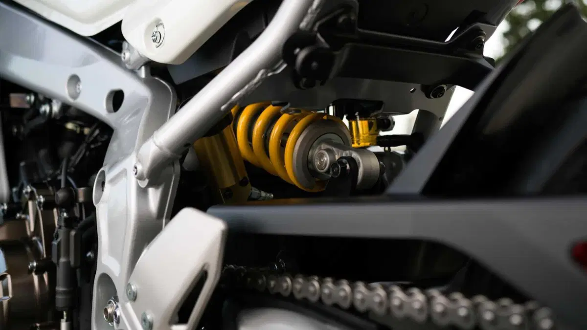 [VIDEO] Yamaha presenta la XSR900 GP e siamo subito negli anni Ottanta! (3)
