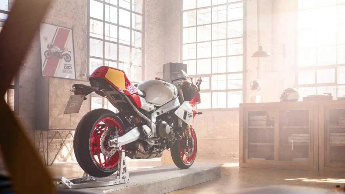 [VIDEO] Yamaha presenta la XSR900 GP e siamo subito negli anni Ottanta! (21)