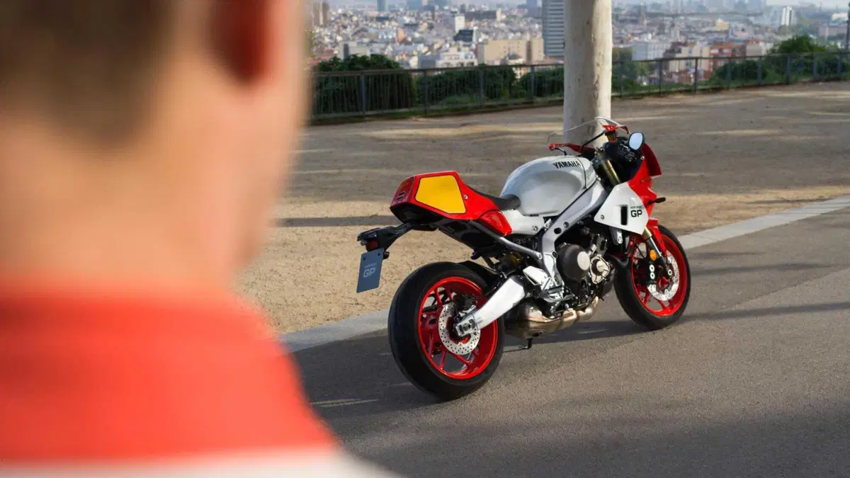 [VIDEO] Yamaha presenta la XSR900 GP e siamo subito negli anni Ottanta! (23)