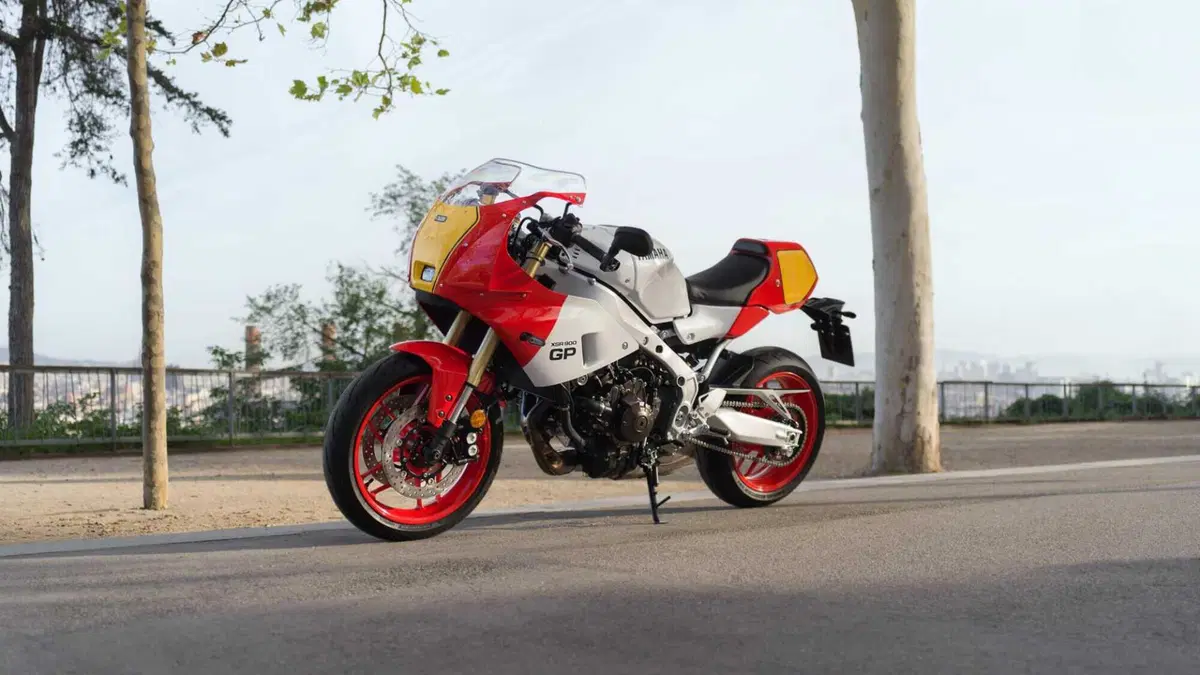 [VIDEO] Yamaha presenta la XSR900 GP e siamo subito negli anni Ottanta! (25)