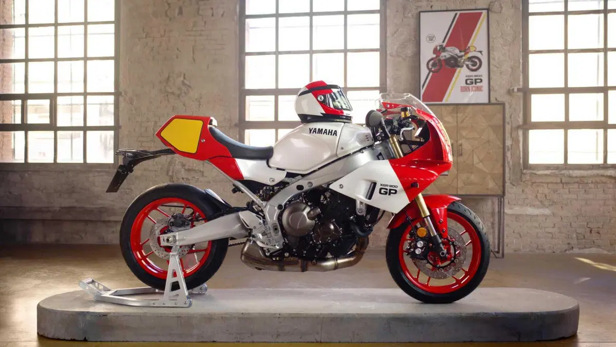 [VIDEO] Yamaha presenta la XSR900 GP e siamo subito negli anni Ottanta! (26)