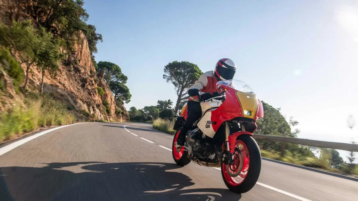 [VIDEO] Yamaha presenta la XSR900 GP e siamo subito negli anni Ottanta! (27)