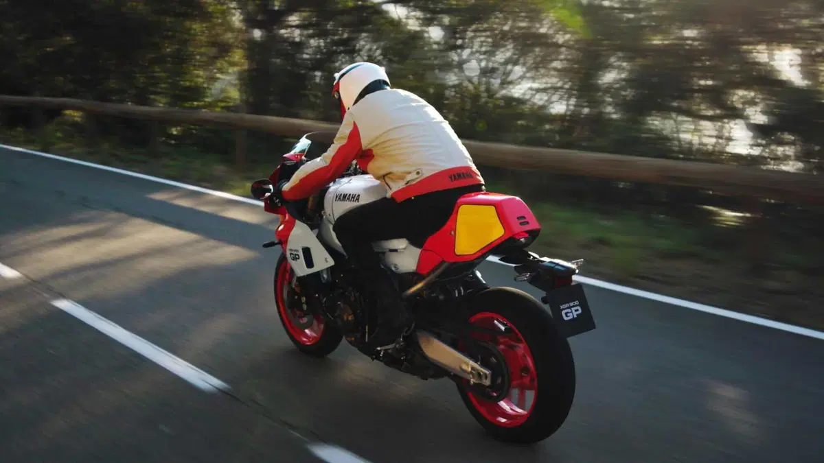 [VIDEO] Yamaha presenta la XSR900 GP e siamo subito negli anni Ottanta! (28)