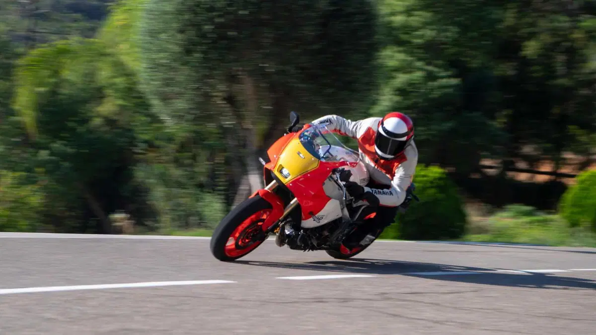 [VIDEO] Yamaha presenta la XSR900 GP e siamo subito negli anni Ottanta! (29)