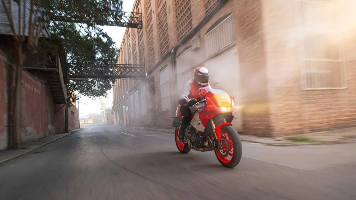 [VIDEO] Yamaha presenta la XSR900 GP e siamo subito negli anni Ottanta! (30)