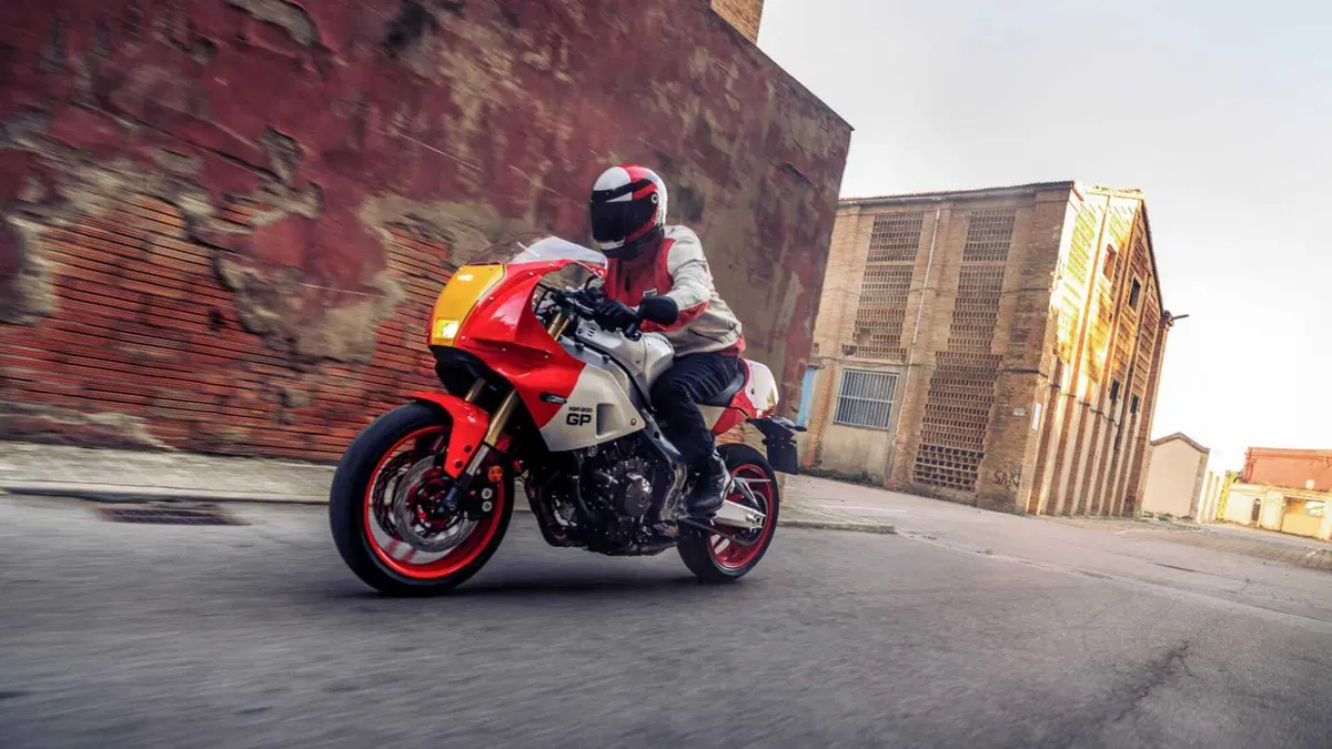 [VIDEO] Yamaha presenta la XSR900 GP e siamo subito negli anni Ottanta! (32)