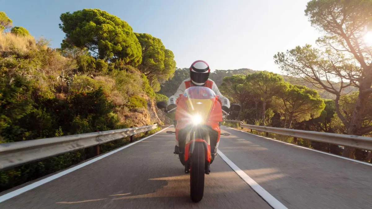 [VIDEO] Yamaha presenta la XSR900 GP e siamo subito negli anni Ottanta! (31)