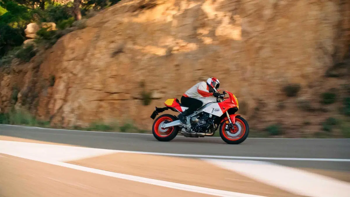 [VIDEO] Yamaha presenta la XSR900 GP e siamo subito negli anni Ottanta! (34)