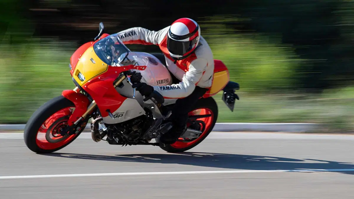 [VIDEO] Yamaha presenta la XSR900 GP e siamo subito negli anni Ottanta! (33)