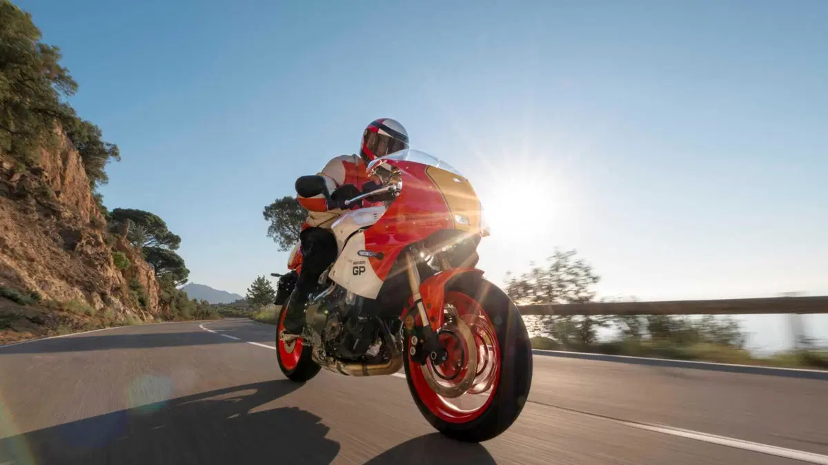 [VIDEO] Yamaha presenta la XSR900 GP e siamo subito negli anni Ottanta! (36)