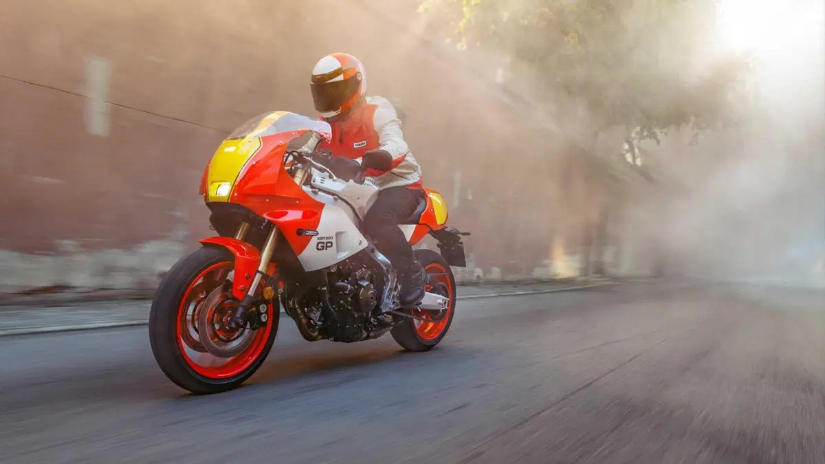 [VIDEO] Yamaha presenta la XSR900 GP e siamo subito negli anni Ottanta! (38)