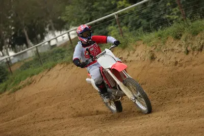 La Honda CR500R &egrave; davvero cos&igrave; brutale? C'&egrave; solo un modo per scoprirlo... [VIDEO]