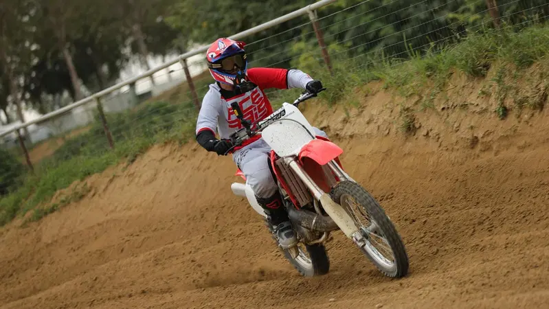 La Honda CR500R &egrave; davvero cos&igrave; brutale? C'&egrave; solo un modo per scoprirlo... [VIDEO]