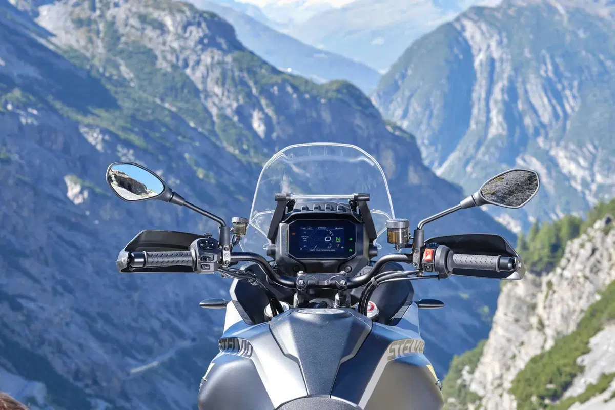 Moto Guzzi Stelvio, eccola! (5)