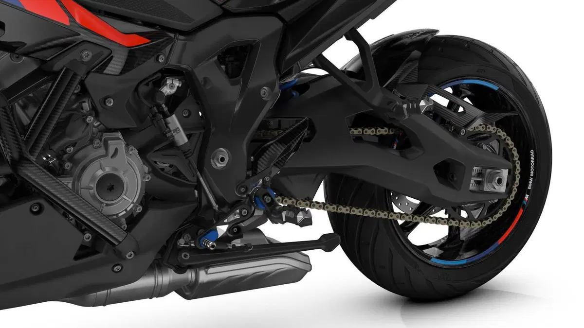 BMW M 1000 XR, crossover in salsa racing (16)