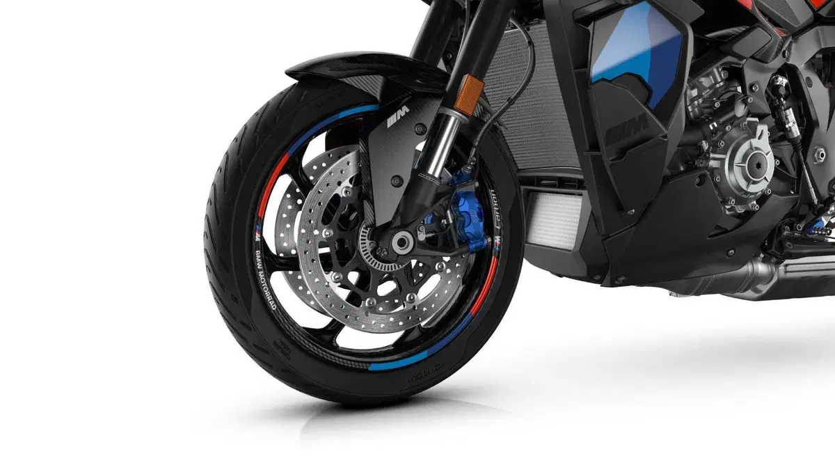 BMW M 1000 XR, crossover in salsa racing (17)