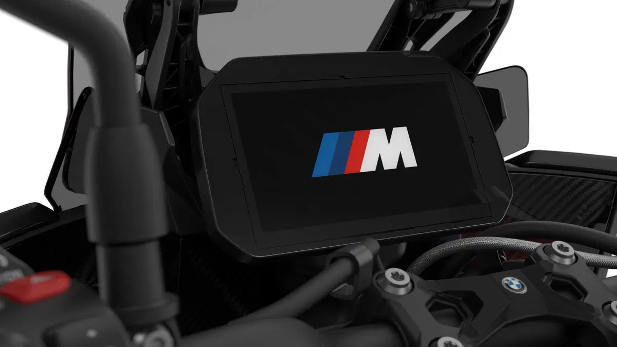 BMW M 1000 XR, crossover in salsa racing (18)