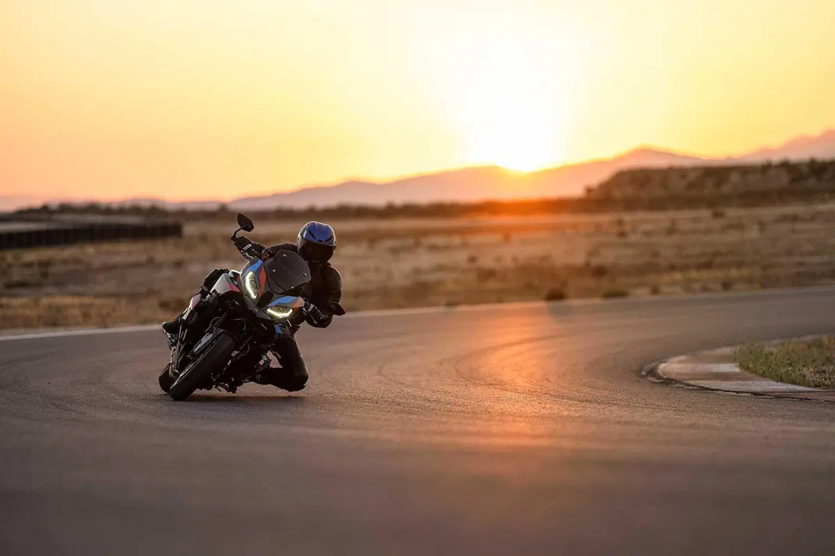 BMW M 1000 XR, crossover in salsa racing (22)