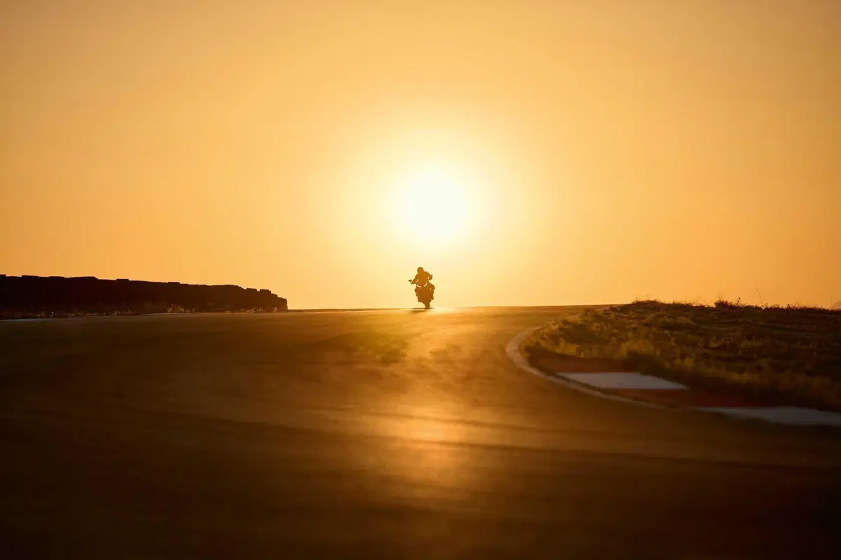 BMW M 1000 XR, crossover in salsa racing (26)
