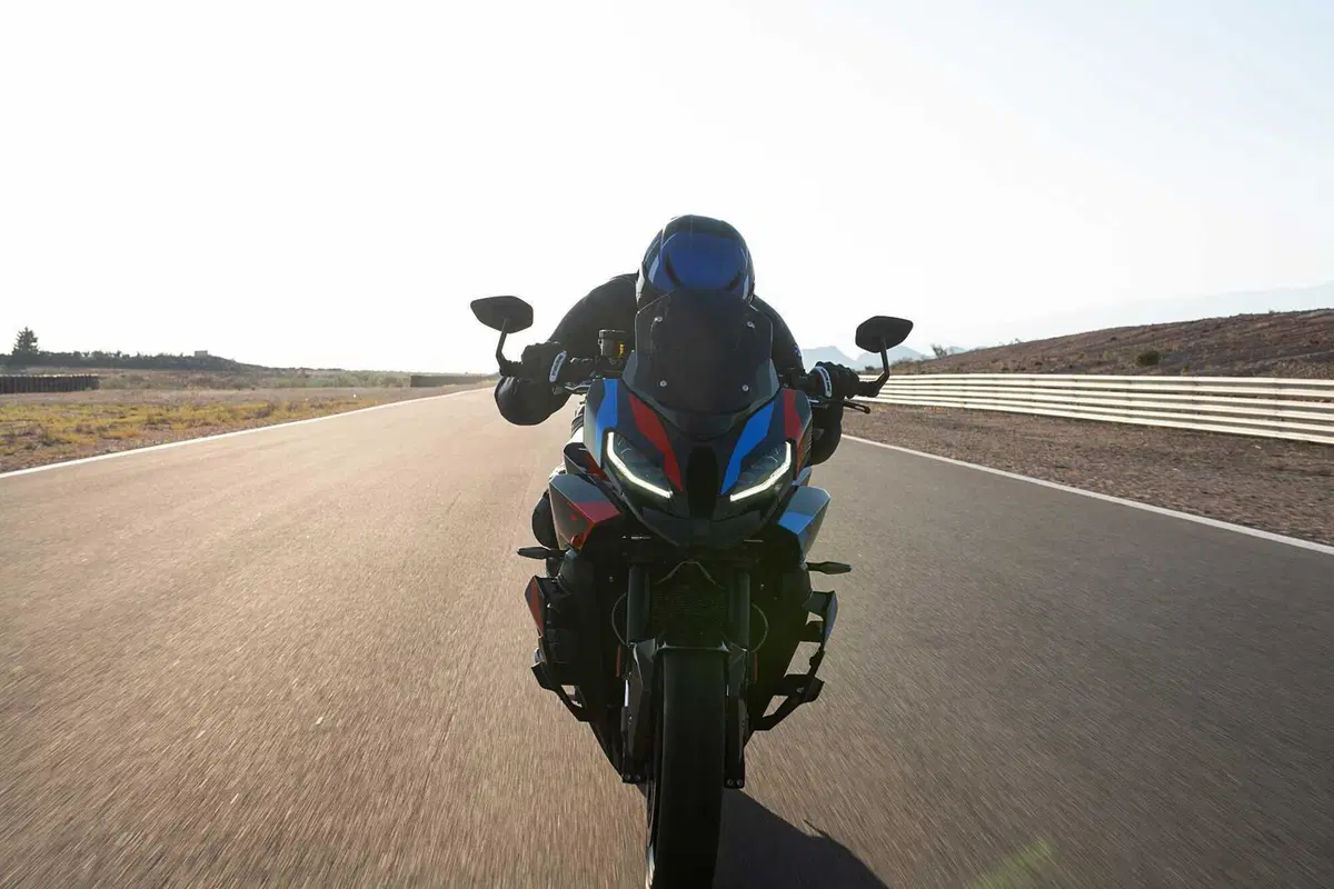 BMW M 1000 XR, crossover in salsa racing (31)