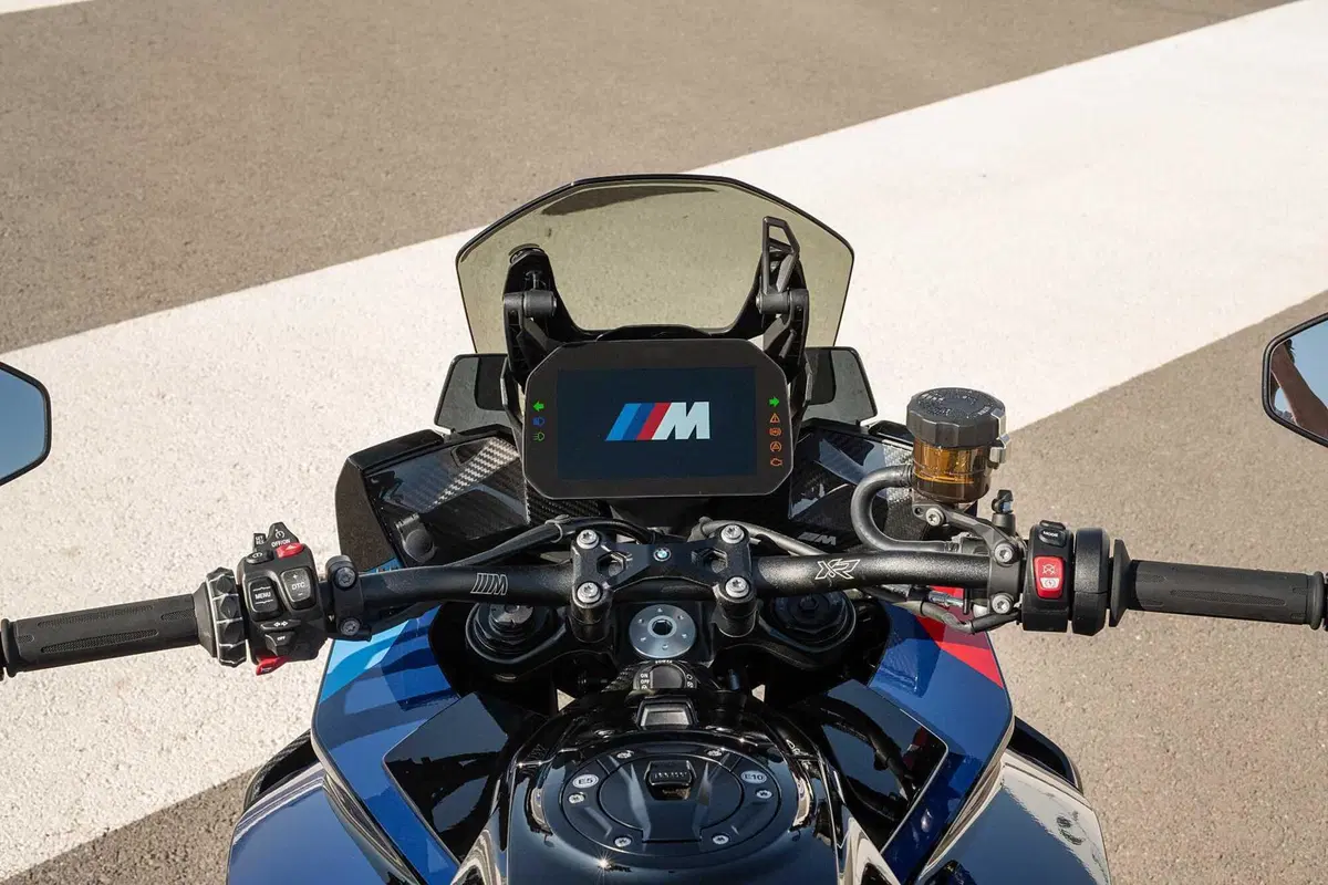 BMW M 1000 XR, crossover in salsa racing (28)