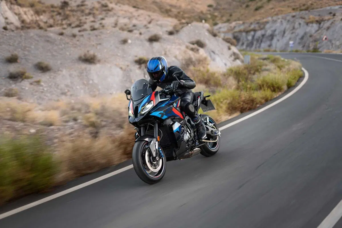 BMW M 1000 XR, crossover in salsa racing (34)